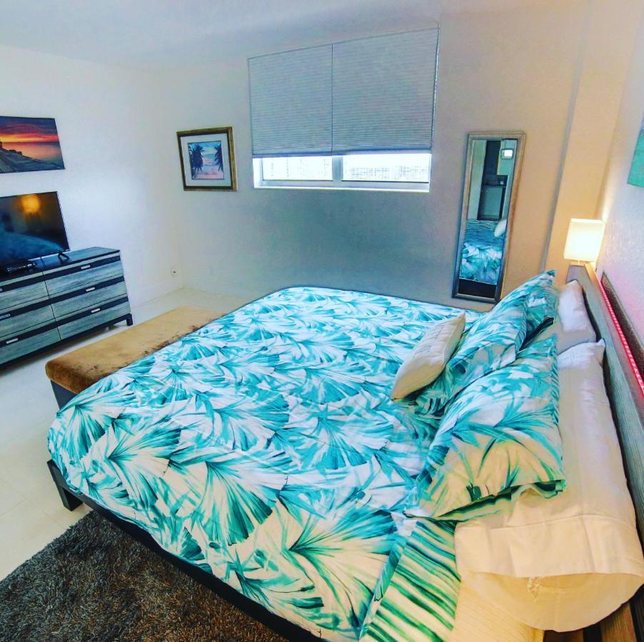 Beautiful Penthouse Condo With Stunning Views Of Both Ocean And City ฮอลลีวูด ภายนอก รูปภาพ