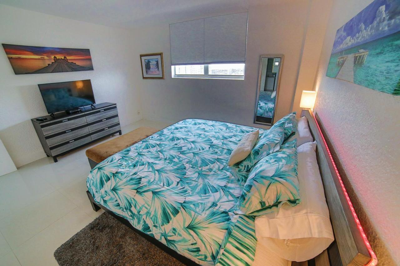Beautiful Penthouse Condo With Stunning Views Of Both Ocean And City ฮอลลีวูด ภายนอก รูปภาพ